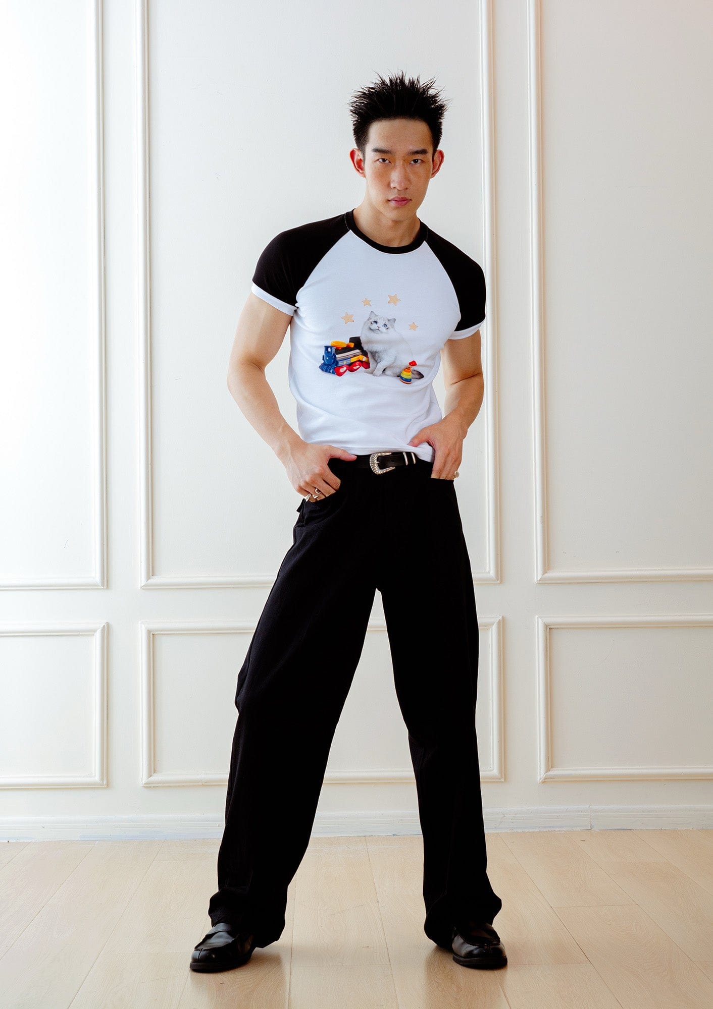 KADAKADA Essential Contrast Raglan Kitty Graphic T-Shirt