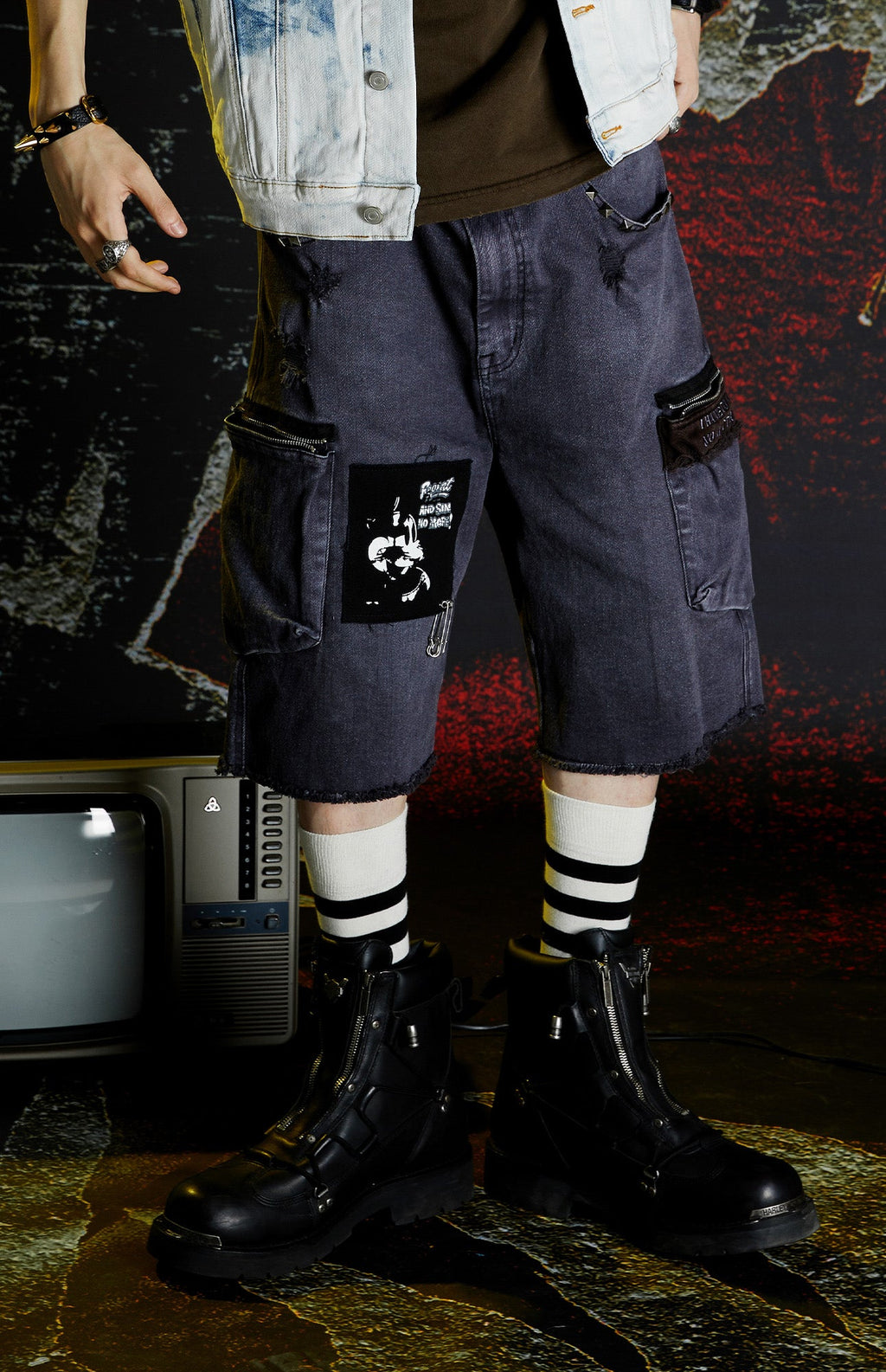 VENTUREK Washed Patch Studded Raw-Edge Shorts