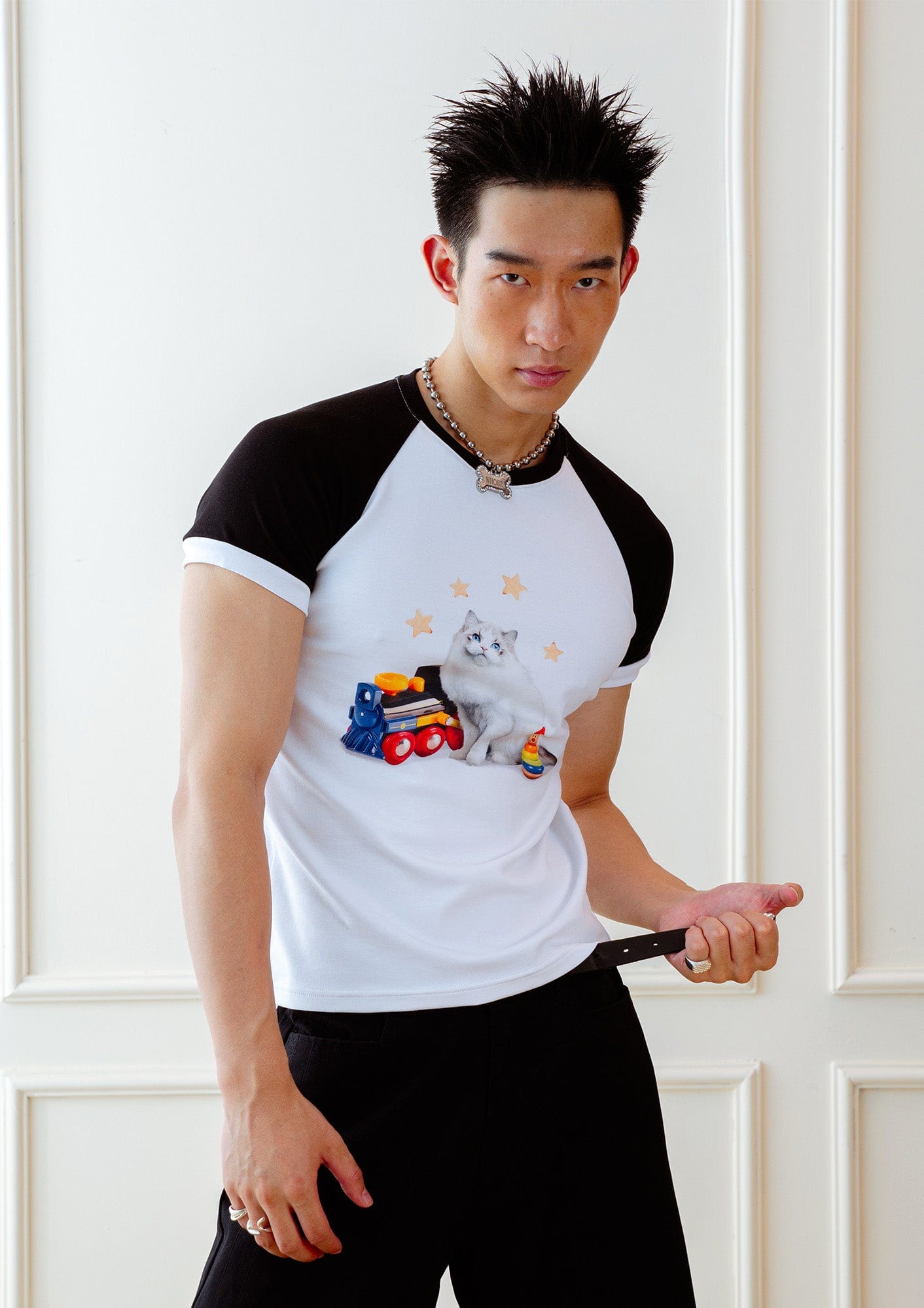 KADAKADA Essential Contrast Raglan Kitty Graphic T-Shirt