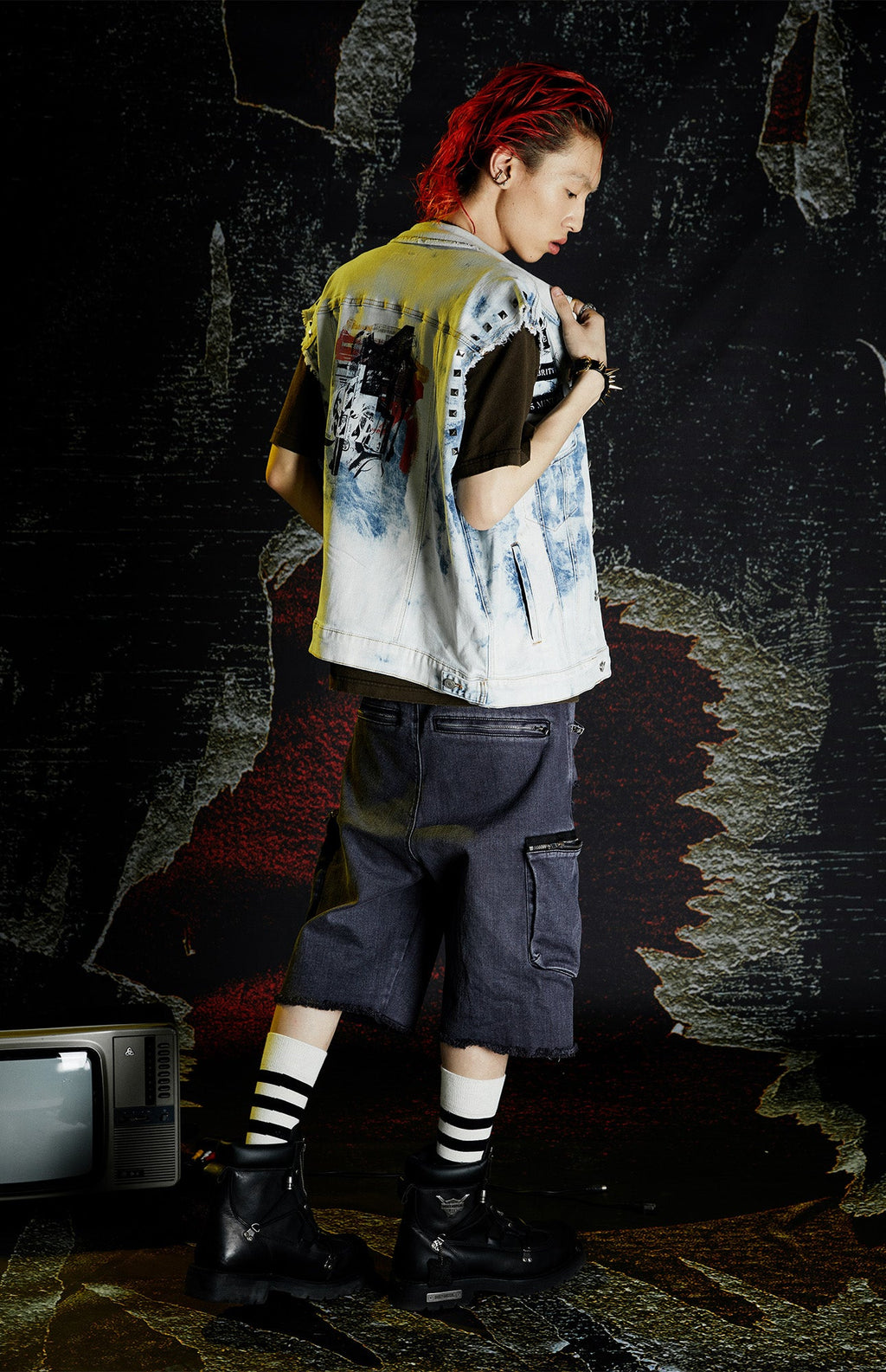 VENTUREK Washed Patch Studded Raw-Edge Shorts