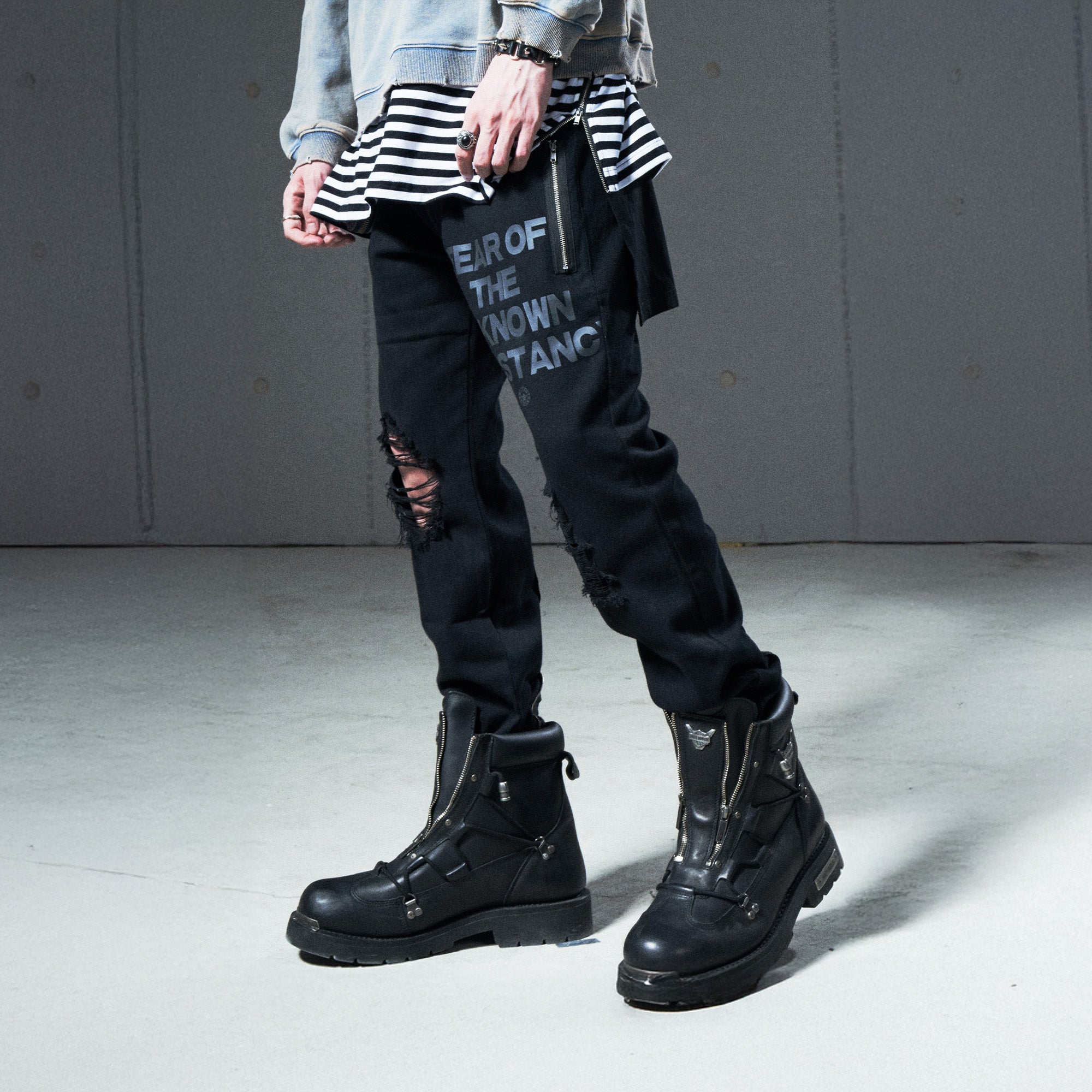 VENTUREK Distressed Zippered-Hem Slogan Slim Pants