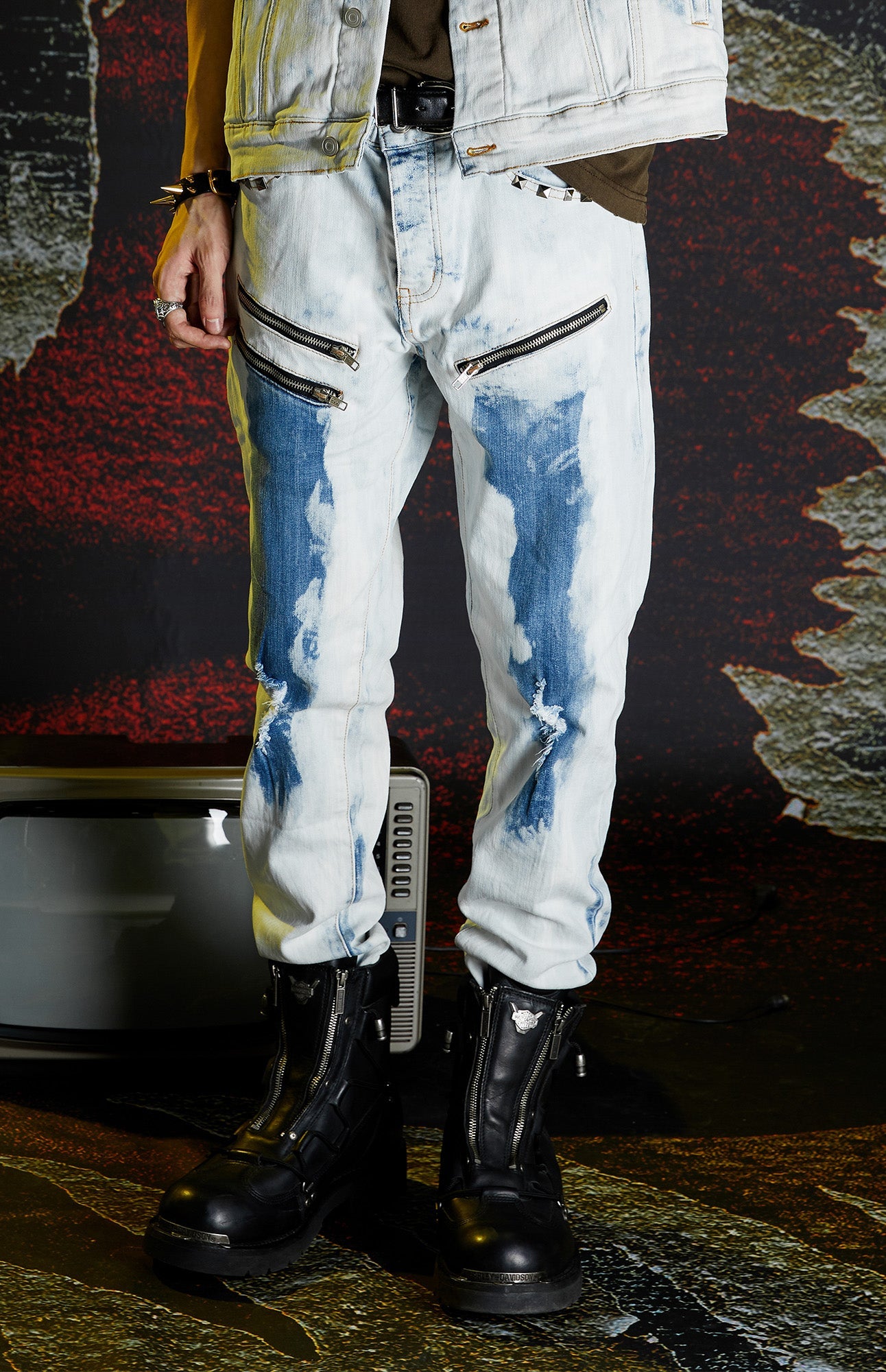 VENTUREK Distressed Washed Zippered Studded Slim Jeans
