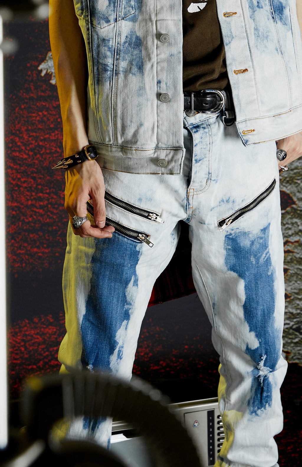 VENTUREK Distressed Washed Zippered Studded Slim Jeans