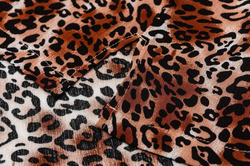 ME DA IGUAL Classic Leopard Full-Print Half Shirt