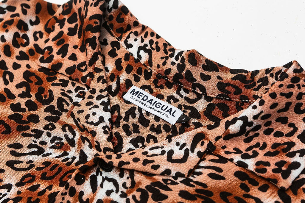ME DA IGUAL Classic Leopard Full-Print Half Shirt