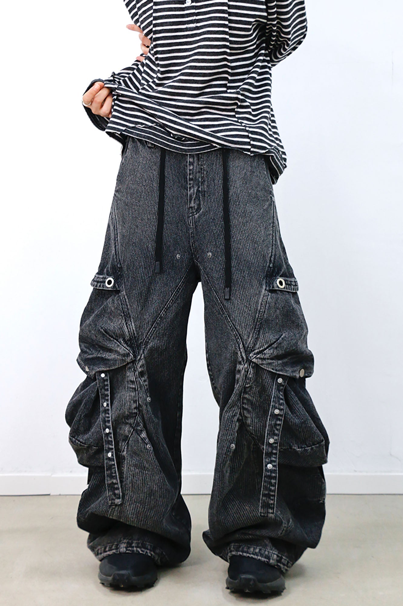 RELABEL Washed Paneled Strap Oversized Cargo Jeans Black