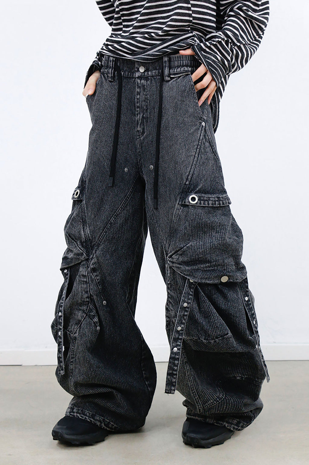 RELABEL Washed Paneled Strap Oversized Cargo Jeans Black