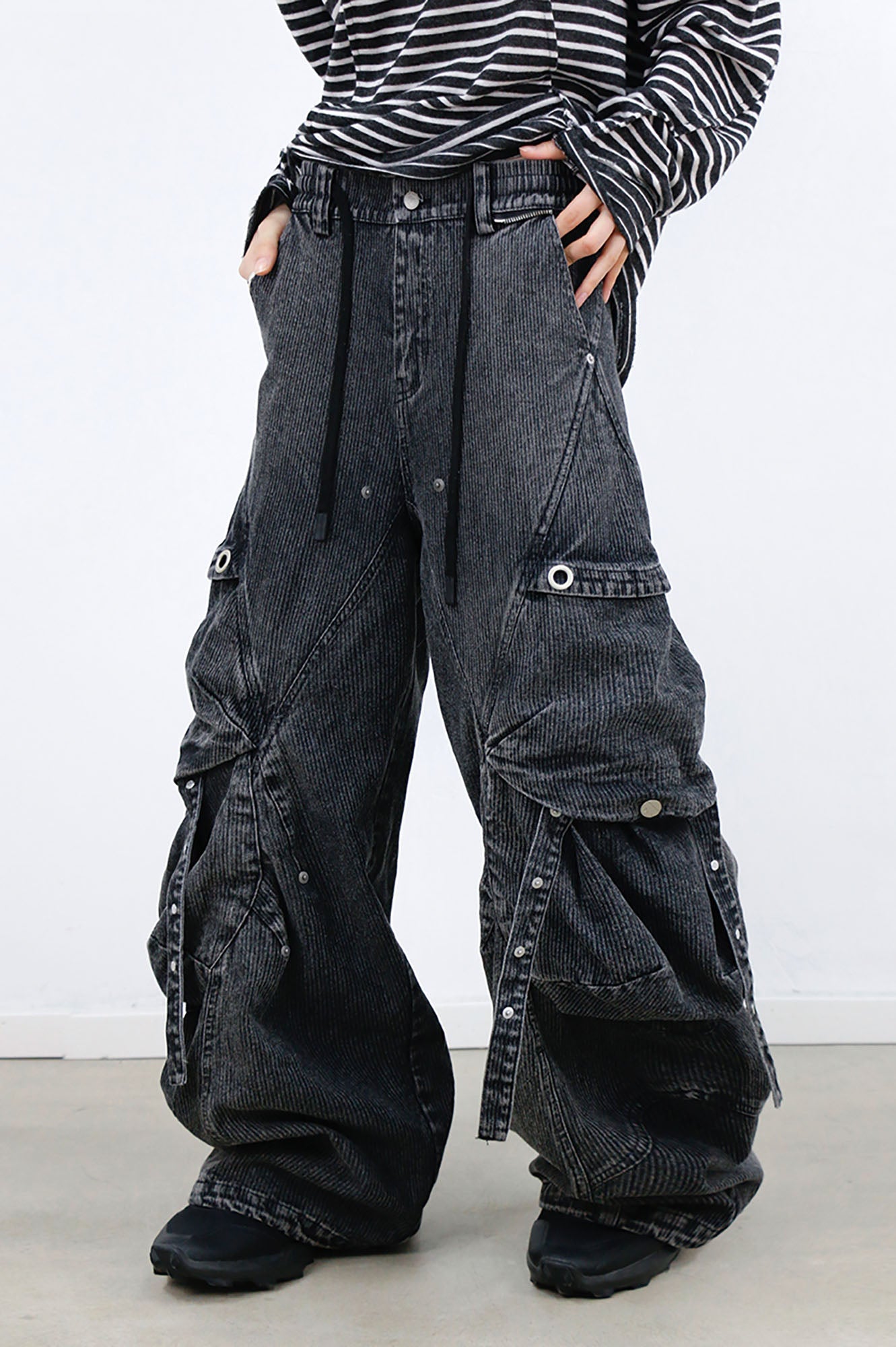 RELABEL Washed Paneled Strap Oversized Cargo Jeans Black