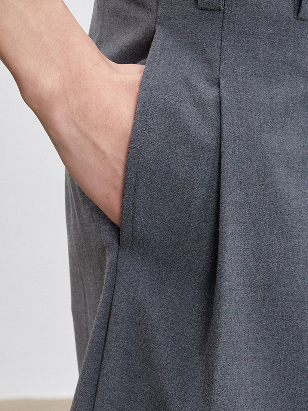 TUIMU Pleated Wide-Leg Shorts