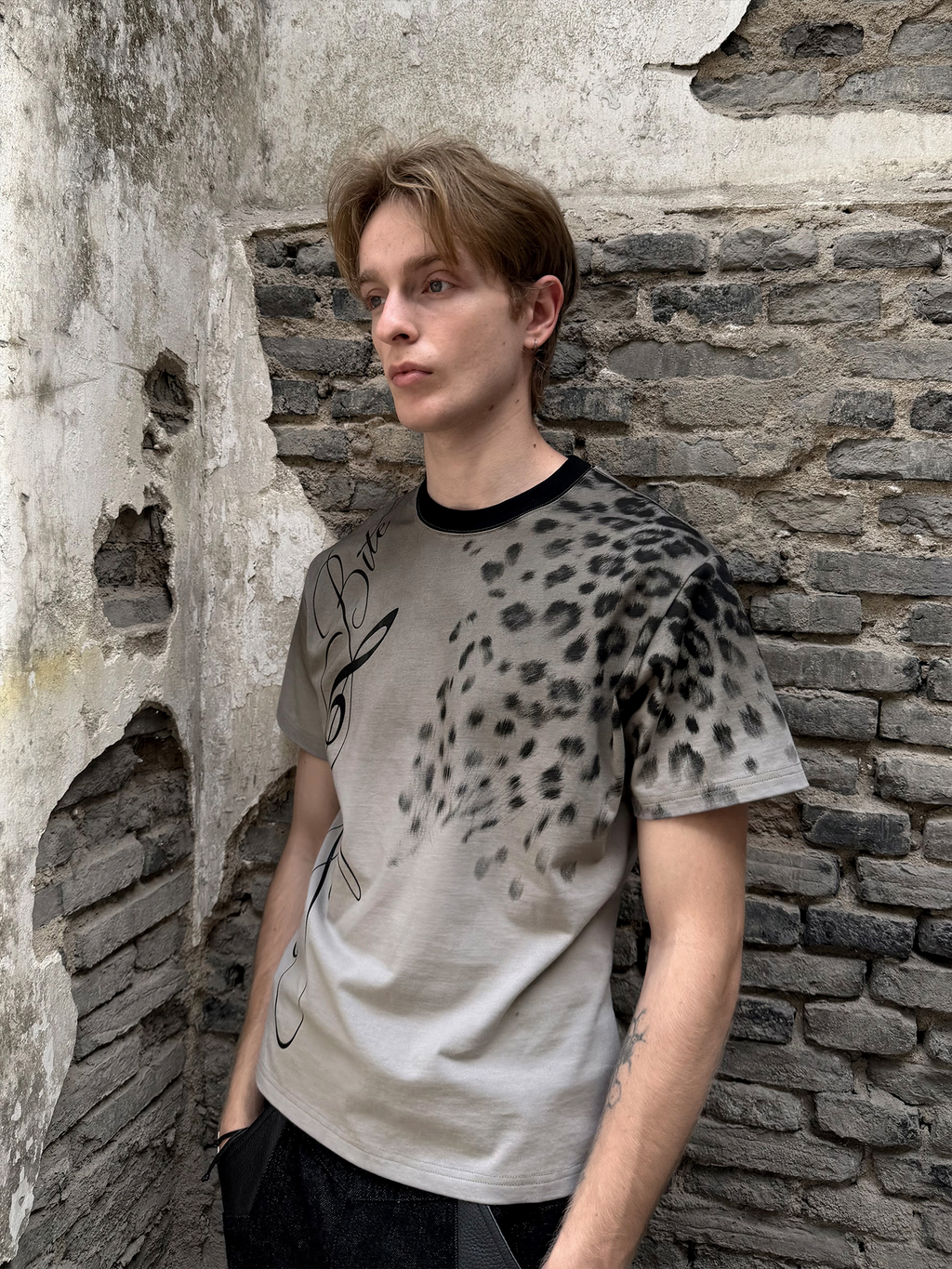 ESAIAS Washed Leopard Graphic T-Shirt