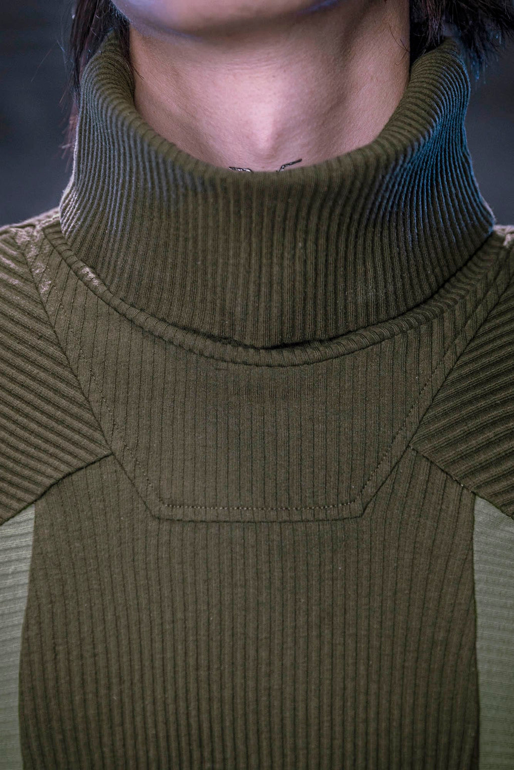 XIPHEVIL Ribbed Paneled Turtleneck Long-Sleeve Tee Green