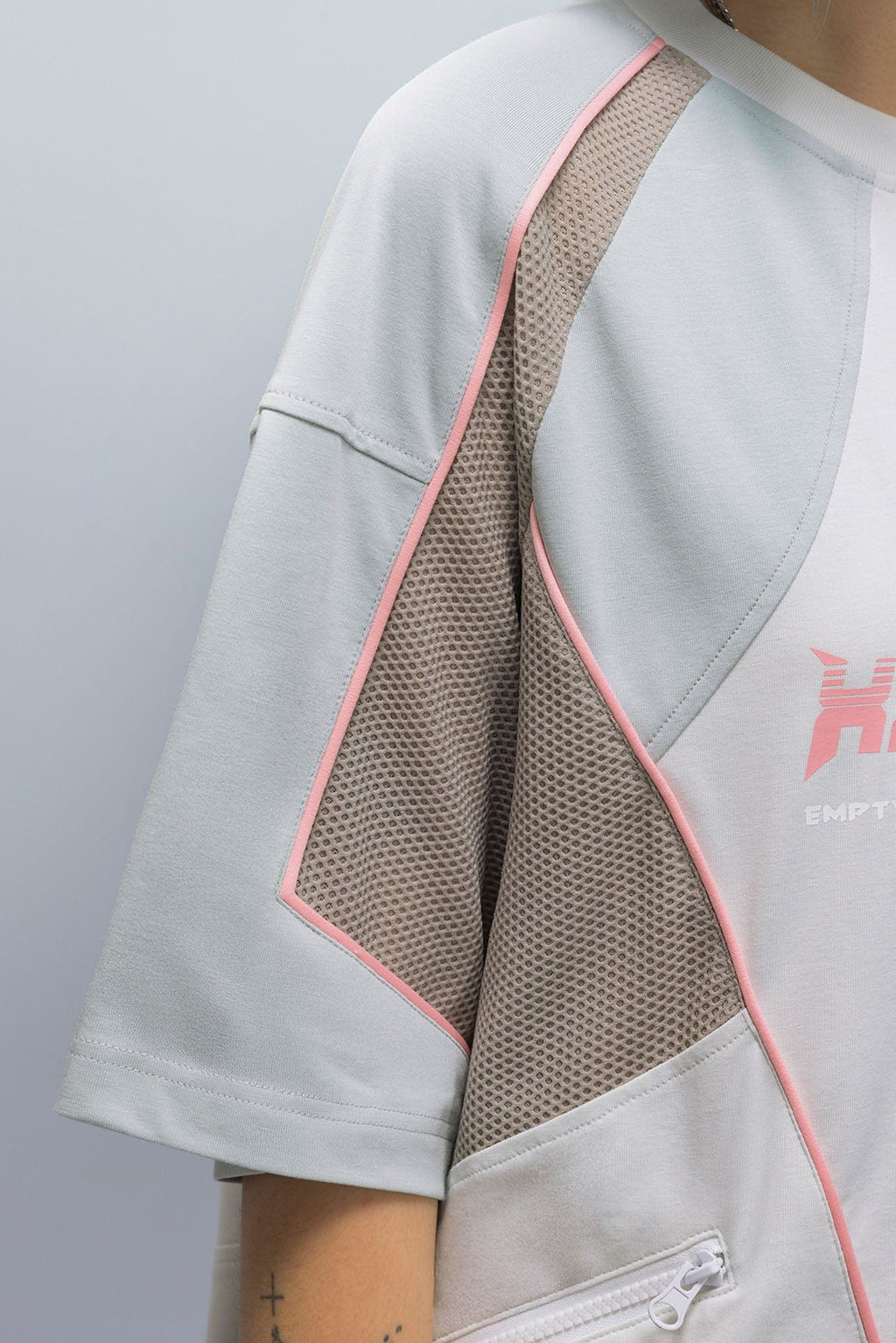 XIPHEVIL Contrast Paneled Mesh Zip-Pocket Raglan T-Shirt Ice
