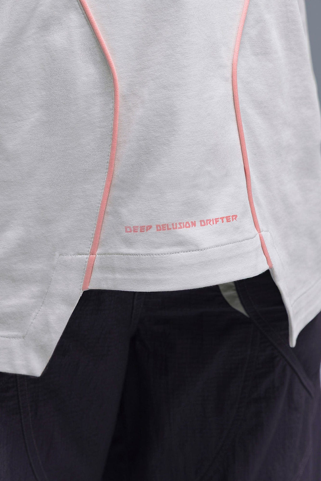 XIPHEVIL Contrast Paneled Mesh Zip-Pocket Raglan T-Shirt Ice