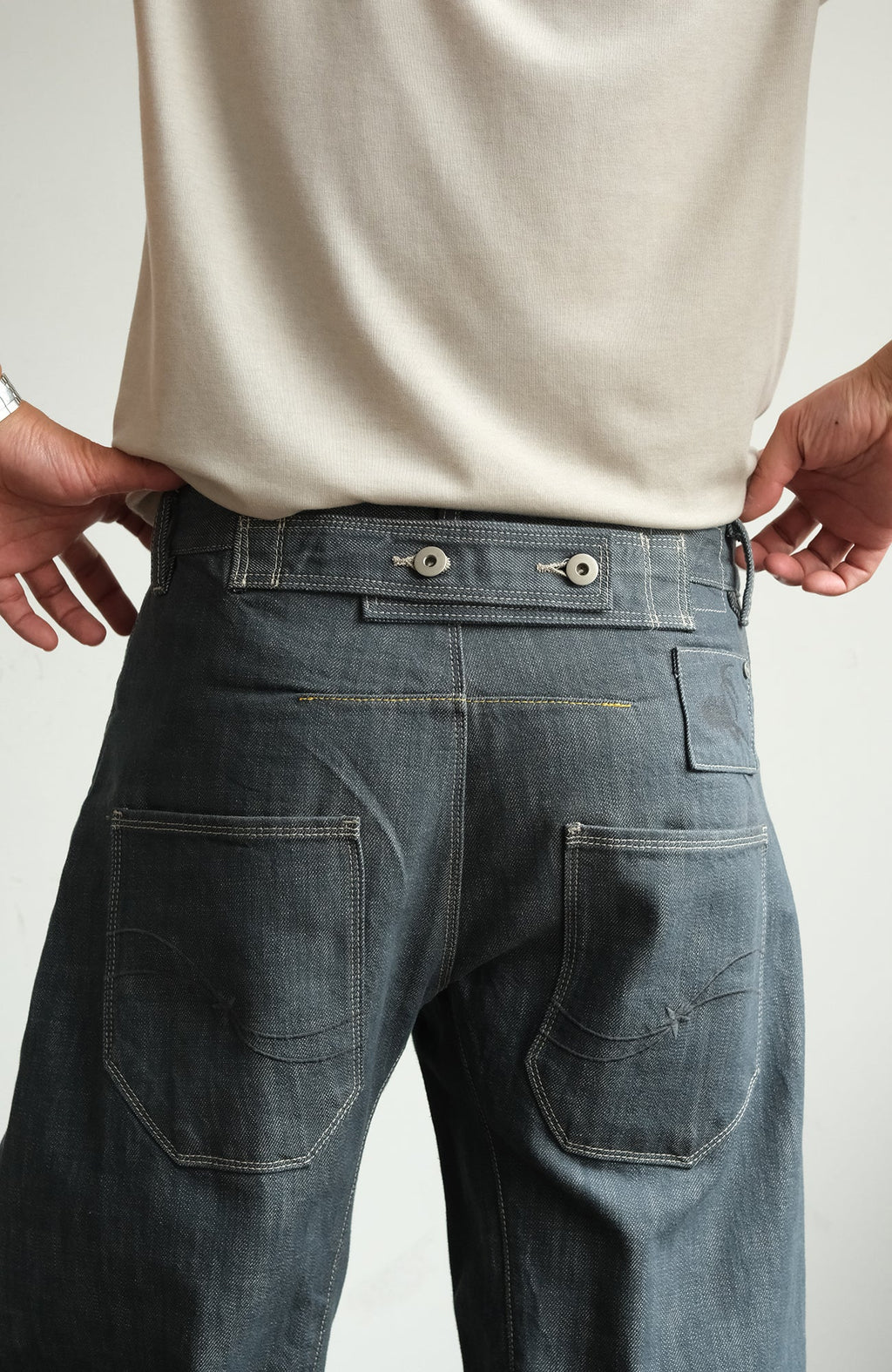NEIGBORL Back-Buckle Washed Raw Denim Pants