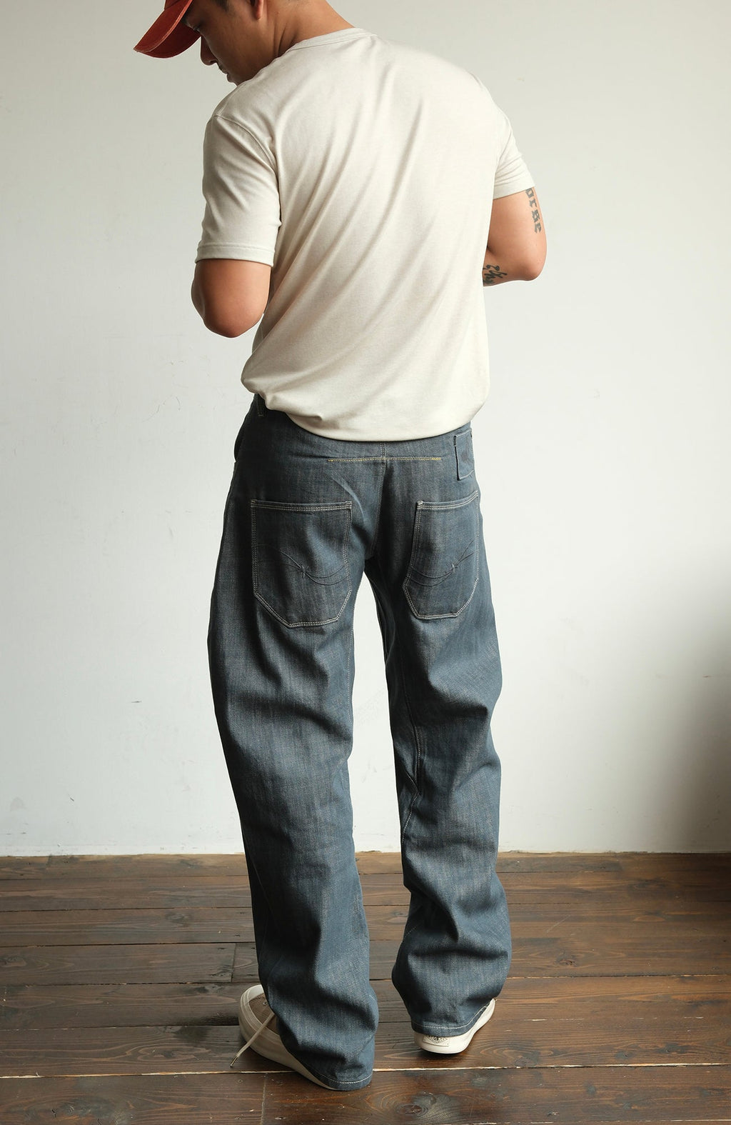 NEIGBORL Back-Buckle Washed Raw Denim Pants