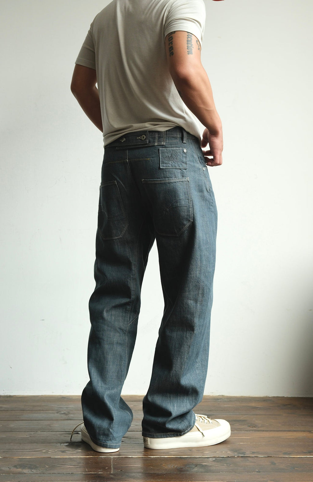 NEIGBORL Back-Buckle Washed Raw Denim Pants
