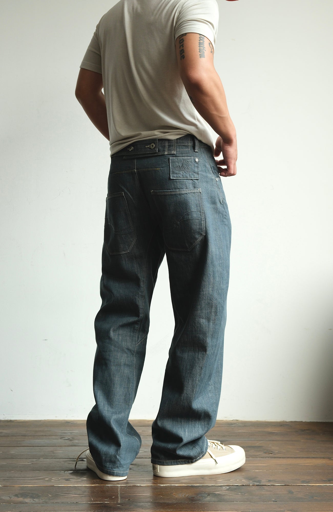 NEIGBORL Back-Buckle Washed Raw Denim Pants