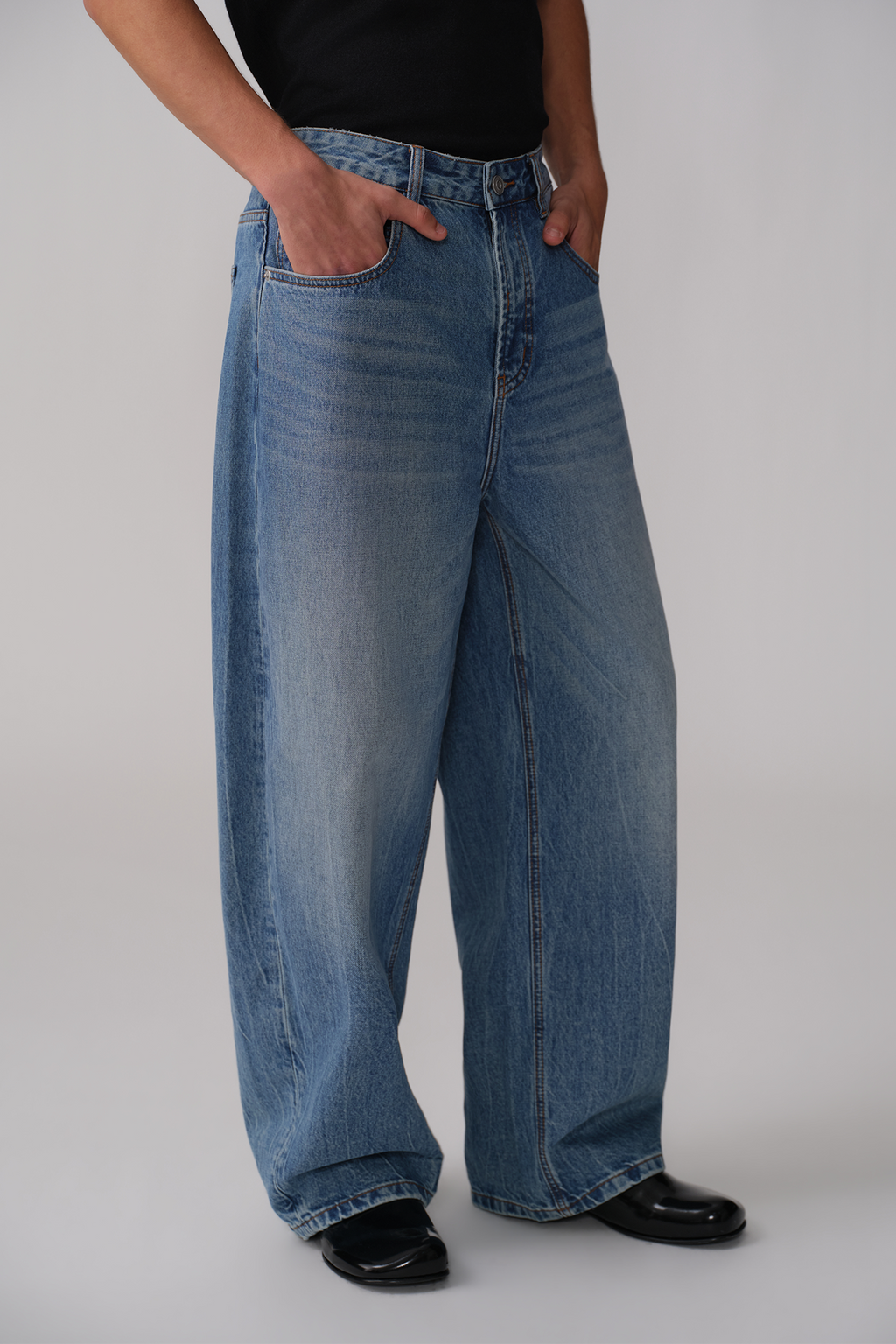 OPICLOTH Washed Whiskered Curved Jeans