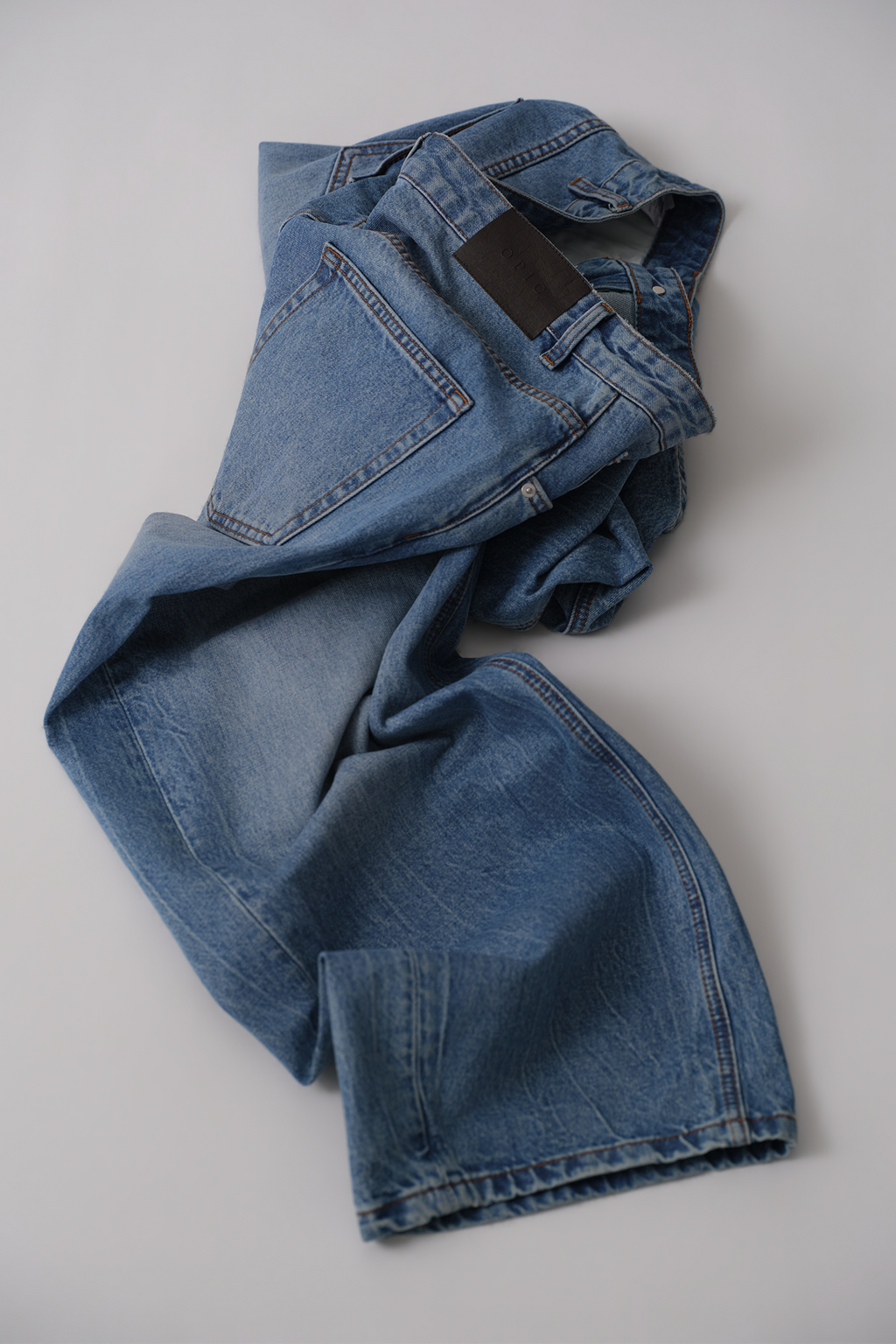 OPICLOTH Washed Whiskered Curved Jeans