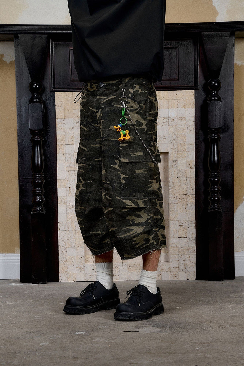 DONSMOKE Camo Multi-Pocket Raw-Edge Curved Shorts