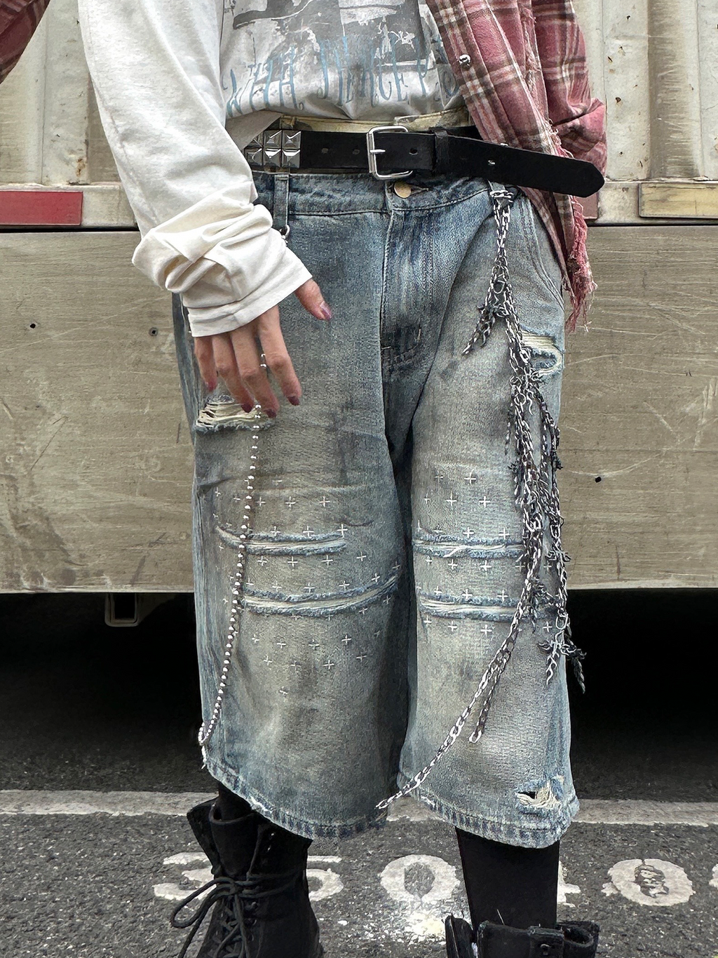 TH4SWE Double-Waist Cross Embroidered Distressed Shorts
