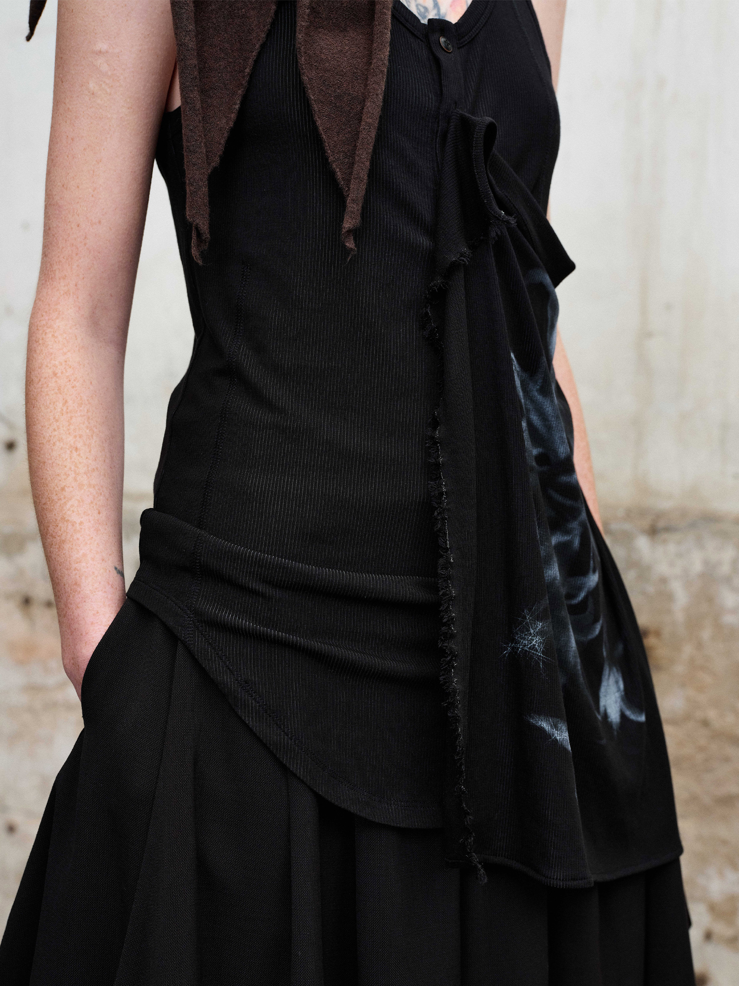 ILNya Nieternite Nifutur Deconstructed Graphic Knit Tank Top Black