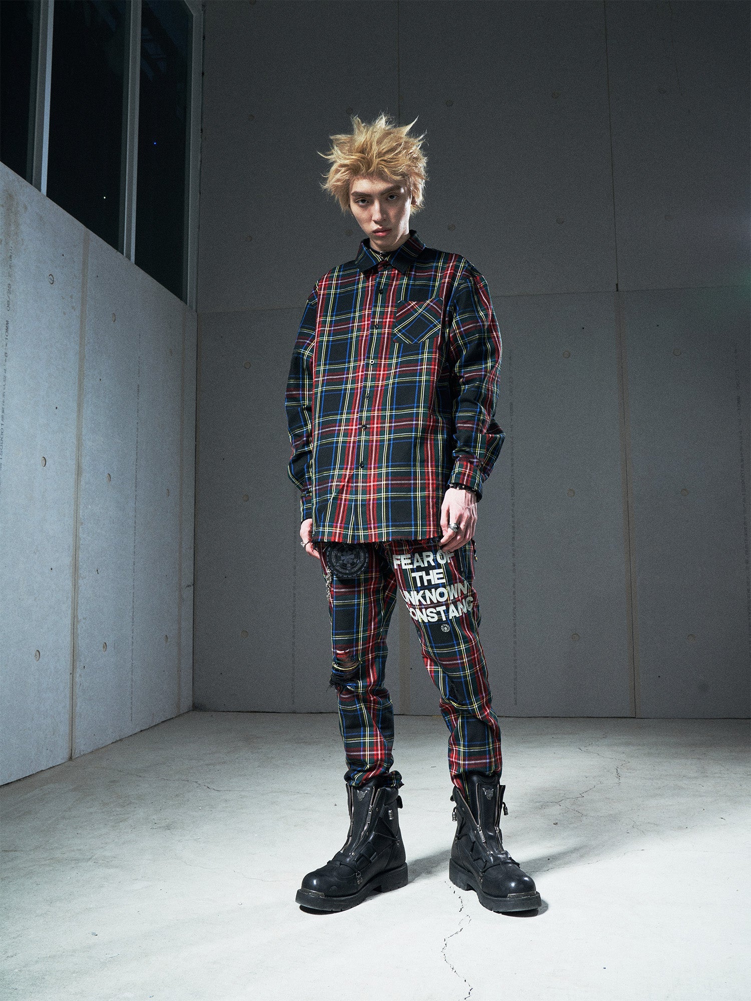 VENTUREK Distressed Zippered-Hem Slogan Slim Plaid Pants