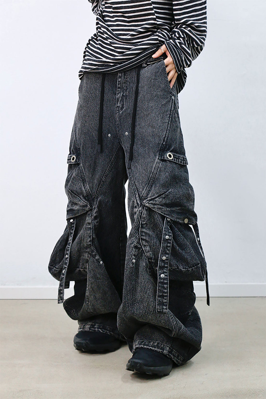 RELABEL Washed Paneled Strap Oversized Cargo Jeans Black