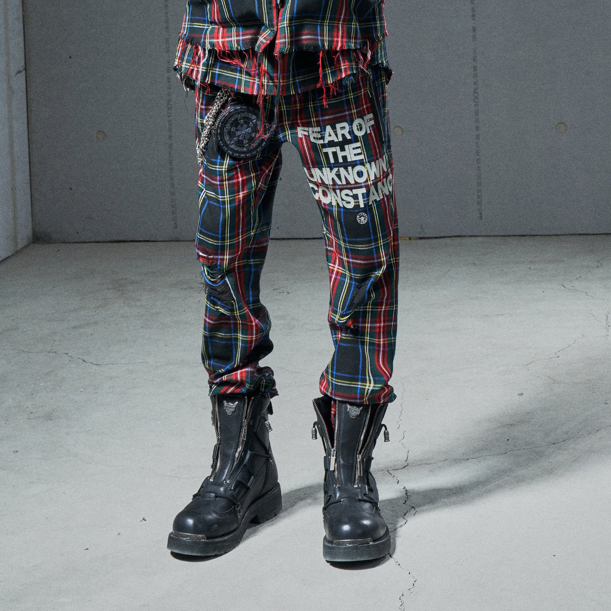 VENTUREK Distressed Zippered-Hem Slogan Slim Plaid Pants