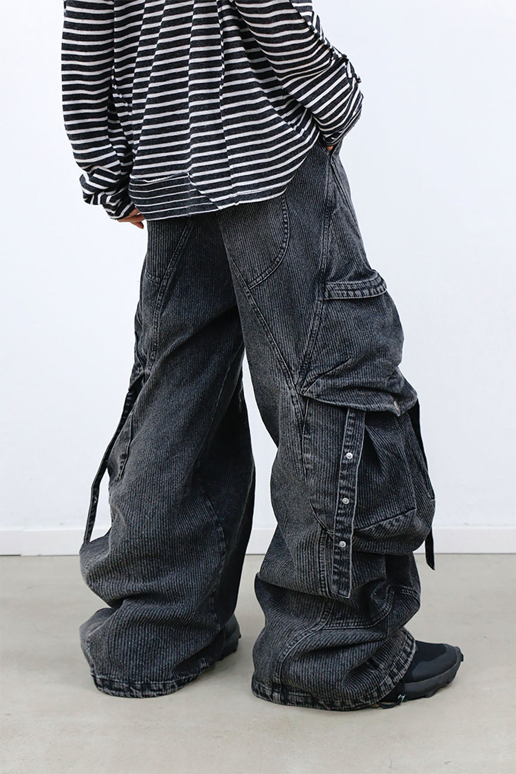RELABEL Washed Paneled Strap Oversized Cargo Jeans Black