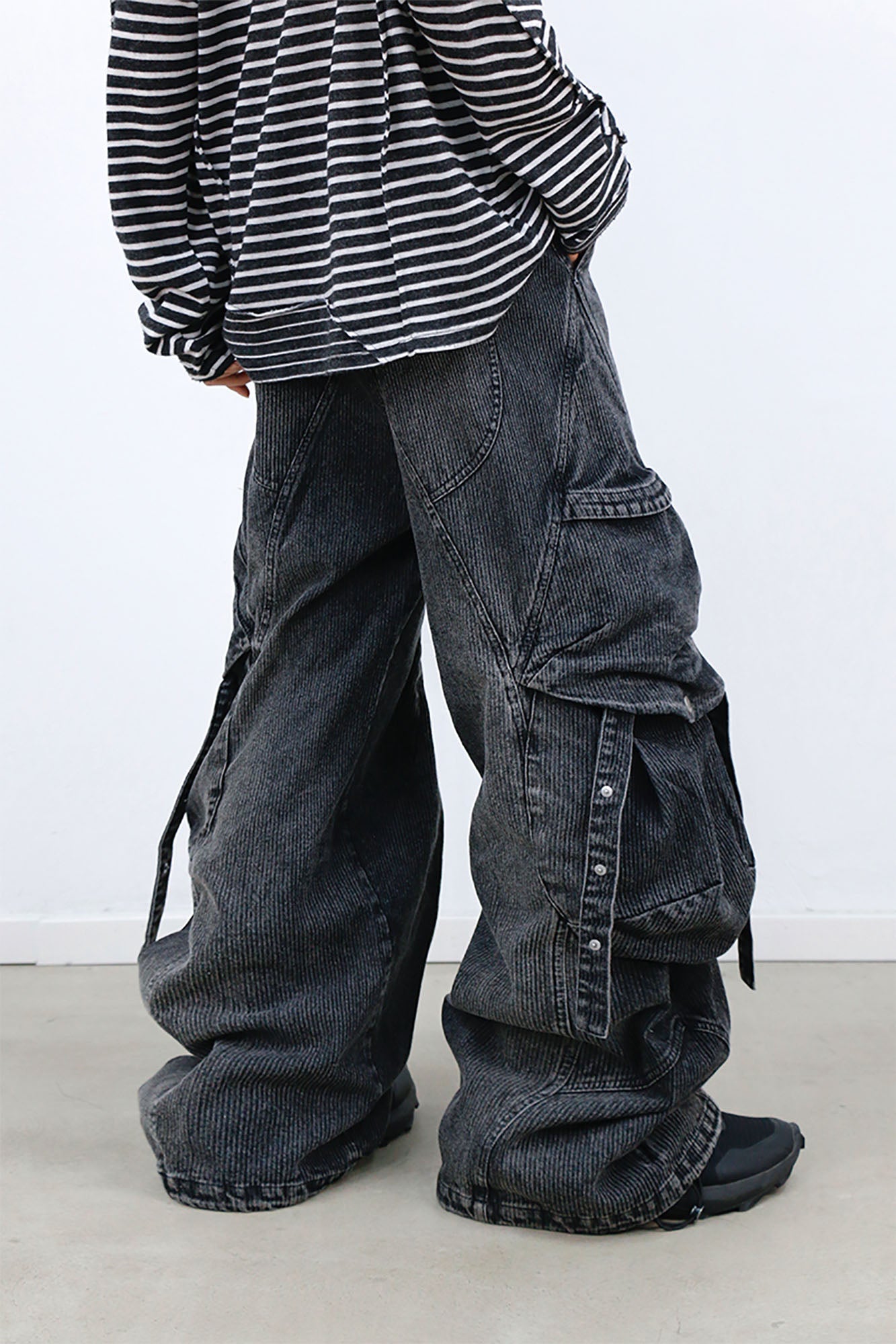 RELABEL Washed Paneled Strap Oversized Cargo Jeans Black