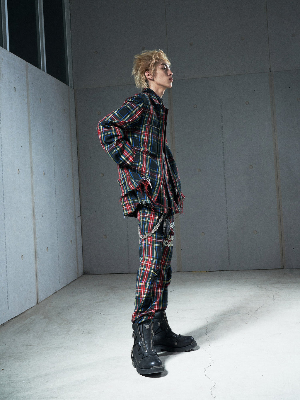 VENTUREK Distressed Zippered-Hem Slogan Slim Plaid Pants
