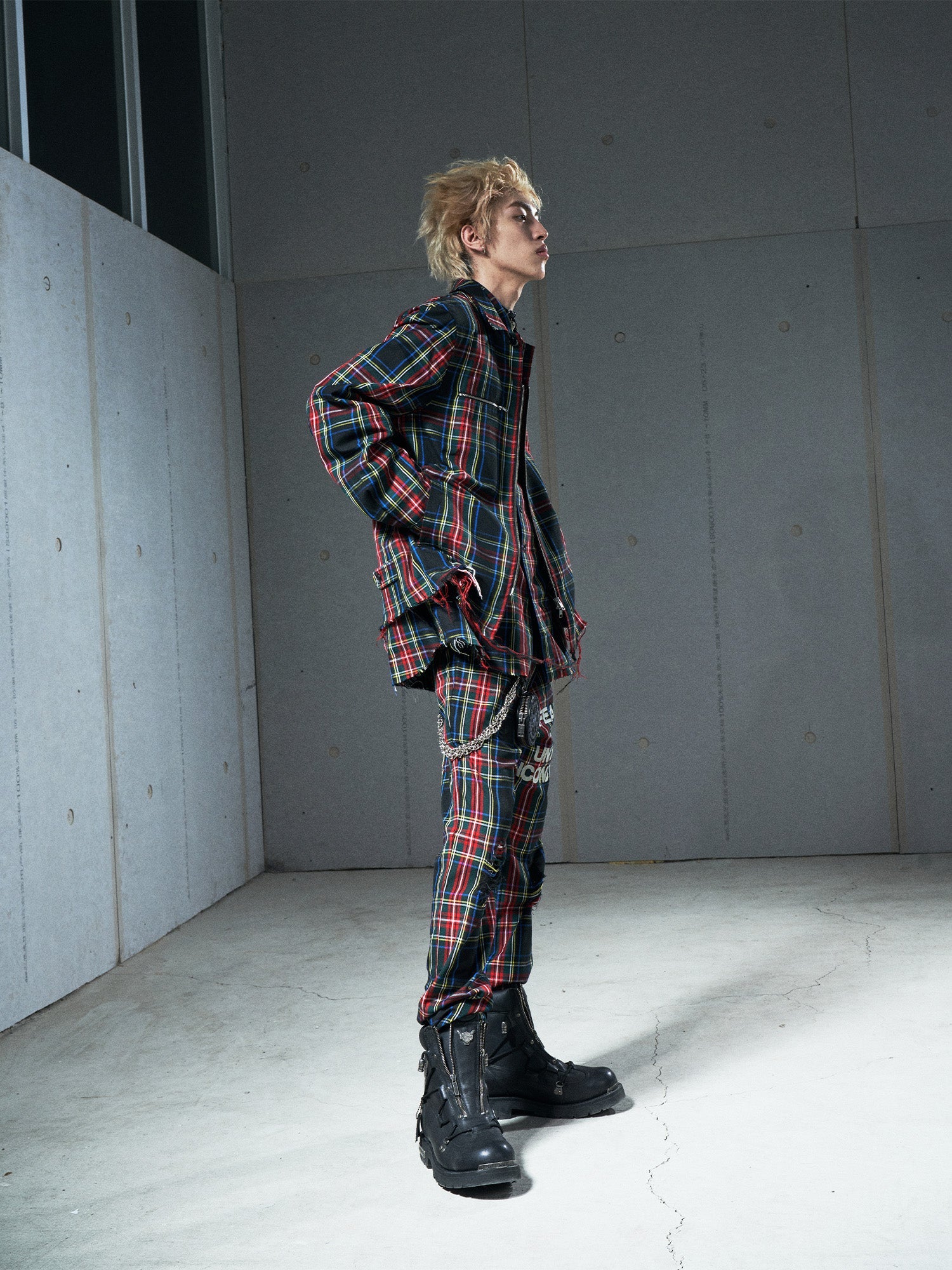 VENTUREK Distressed Zippered-Hem Slogan Slim Plaid Pants