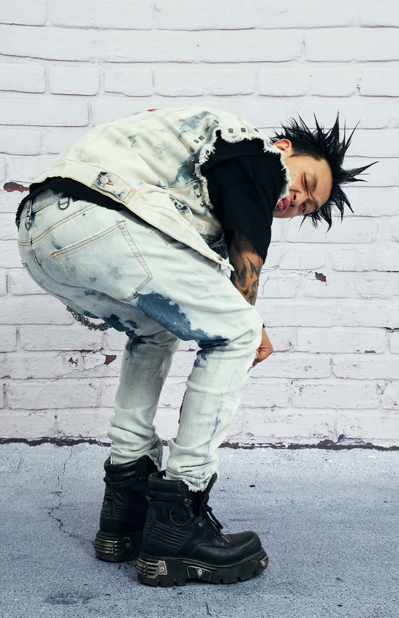 VENTUREK Distressed Washed Zippered Studded Slim Jeans