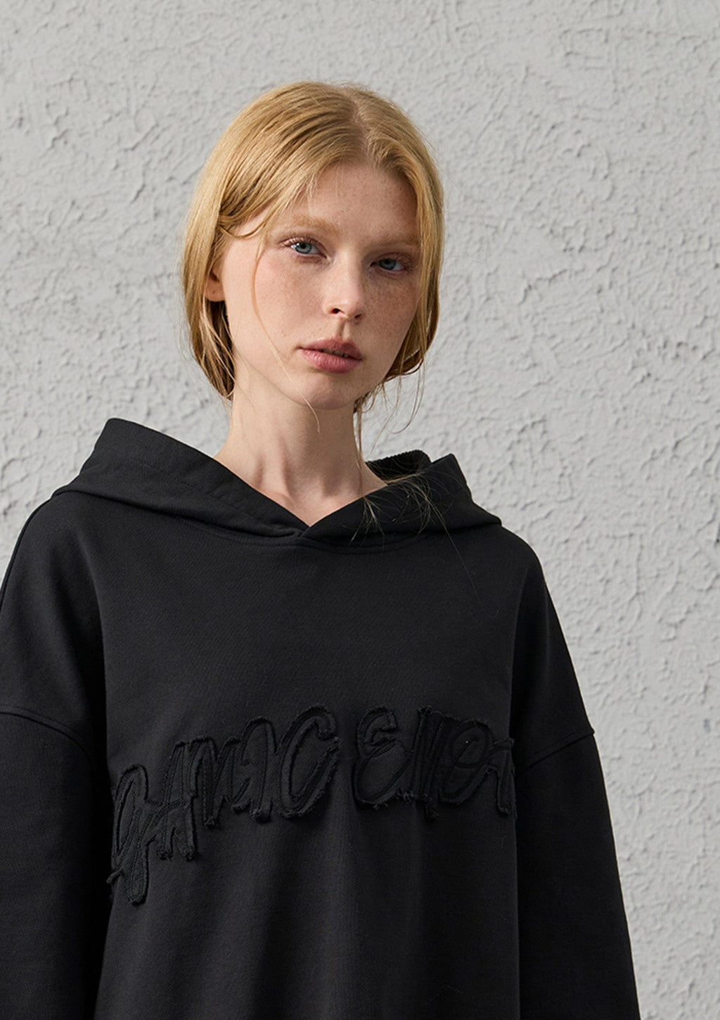 ORGANIC EMOTION Asymmetrical Hem LOGO Embroidered Hoodie