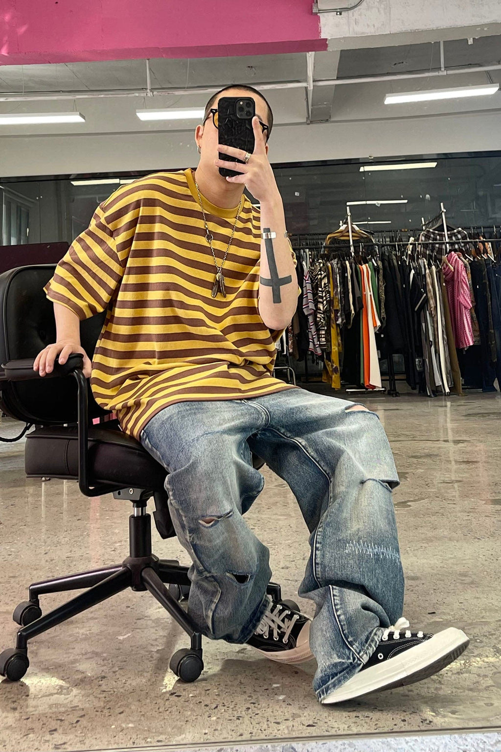 ME DA IGUAL Distressed Ripped Whisker Washed Jeans