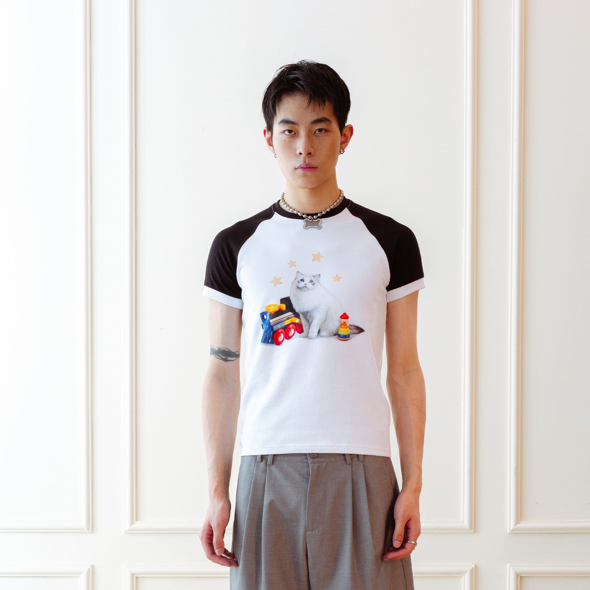 KADAKADA Essential Contrast Raglan Kitty Graphic T-Shirt