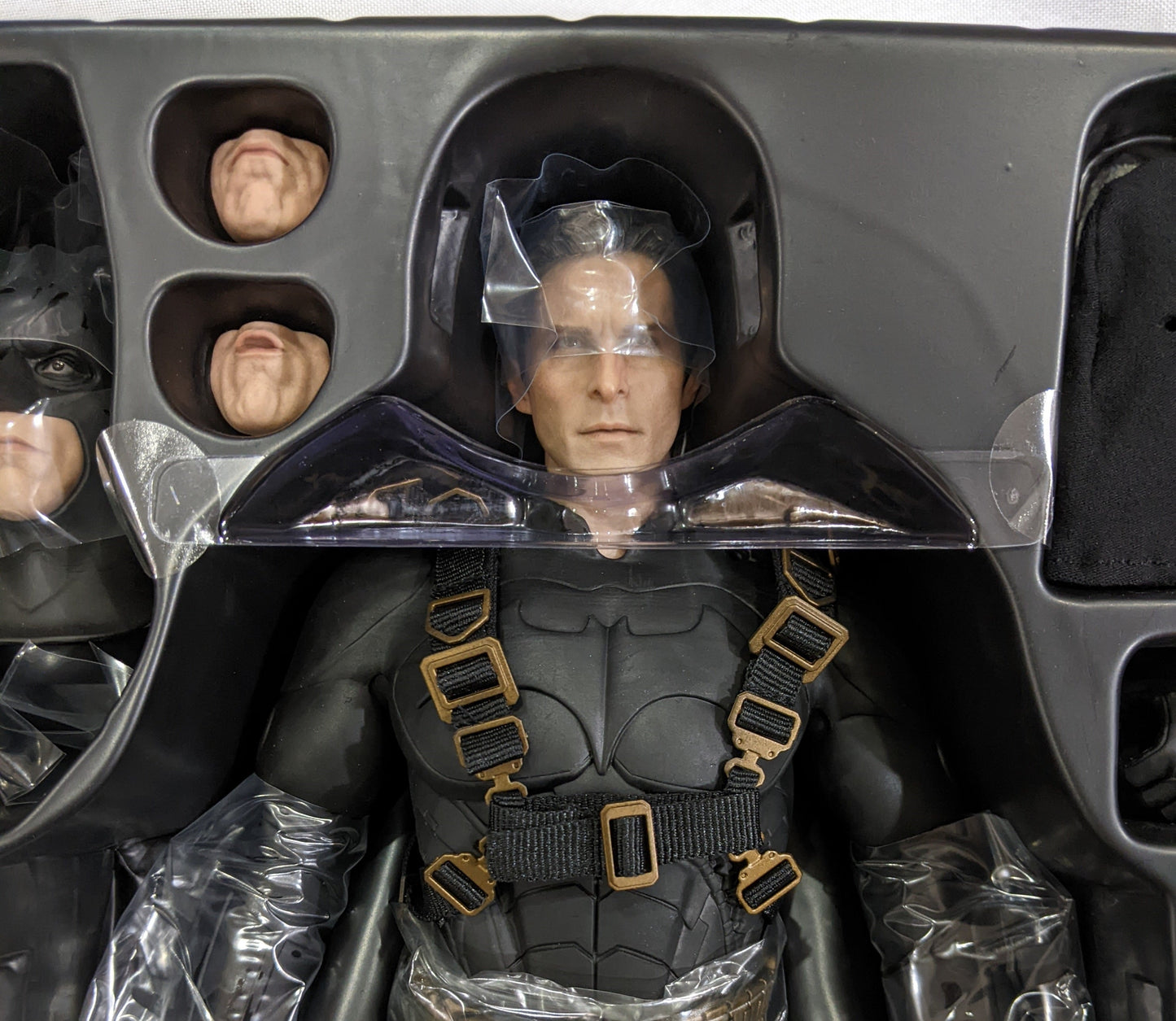 Hot Toys 1/6 Batman Begins Batman / Bruce Wayne (Batsuit Begins Ver.) Sixth Scale Figure MMS155 *Open Box*