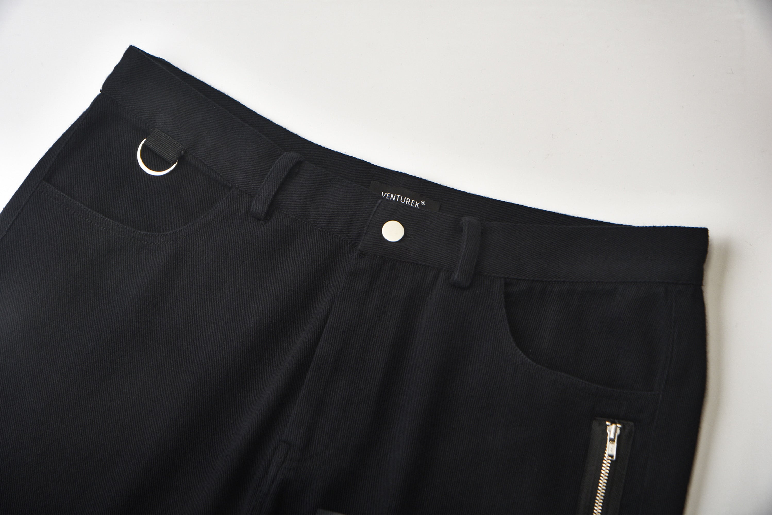 VENTUREK Distressed Zippered-Hem Slogan Slim Pants